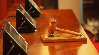 AKTUALIZUJEME: Muž za v&yacute;hrůžky &uacute;řednici kyselinou půjde před soud