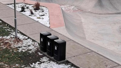 Na skateparku jsou nové odpadkové koše