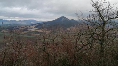 Z vrchu Ovčín je vidět Lovoš. Foto: Jana Macháčková