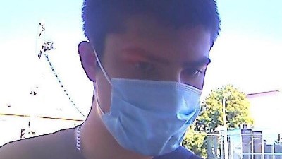 AKTUALIZUJEME: Průlom v př&iacute;padu okraden&eacute; seniorky: Policie už zn&aacute; identitu jednoho z mužů, po druh&eacute;m d&aacute;l p&aacute;tr&aacute;