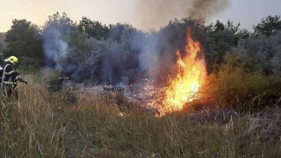 Hasiči bojují s požárem u Mostu. Foto: HZS Ústeckého kraje