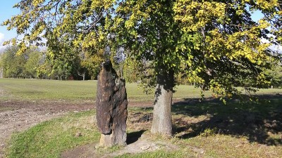 Poznejte místo v Ústeckém kraji: Víte, kde stojí tajemný menhir připomínající shrbenou stařenu?