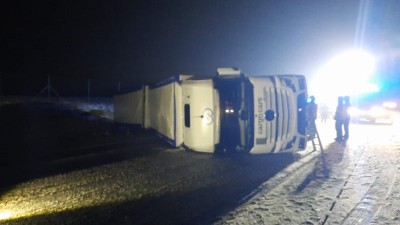 AKTUÁLNĚ: D7 u Postoloprt směrem na Chomutov je uzavřena! Z převráceného kamionu se překládá náklad