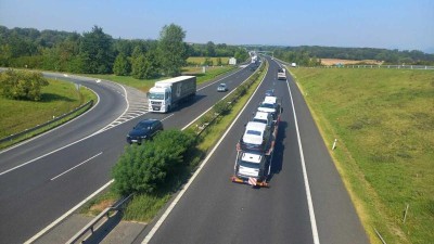 VIDEO: Policisté se zaměřili na předjíždění kamionů. S usvědčováním jim pomáhá dron