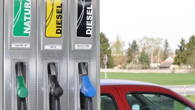 Ceny pohonných hmot zlevňují nejrychleji za posledních minimálně 17 let. Na burze ale včera nafta opět zdražovala