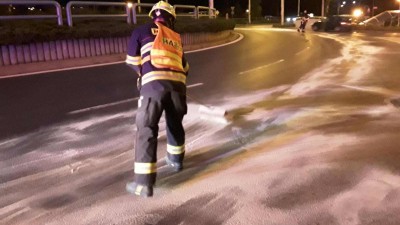 Na silnicích v celém Ústeckém kraji se objevily mastné skvrny a louže