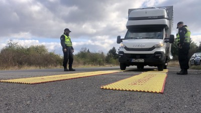 Nákladní vozidla na Lounsku v hledáčku policistů. Téměř polovina kontrolovaných řidičů měla problém