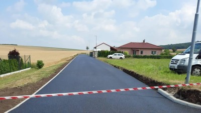 FOTO: Ve Slavětíně nechala radnice v jedné ulici opravit chodníky a komunikace. Díky rekonstrukci se zadržuje i voda v okolí