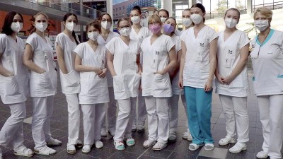 Žáci zdravotnické školy se o pacienty v nemocnicích Krajské zdravotní starají v nových uniformách