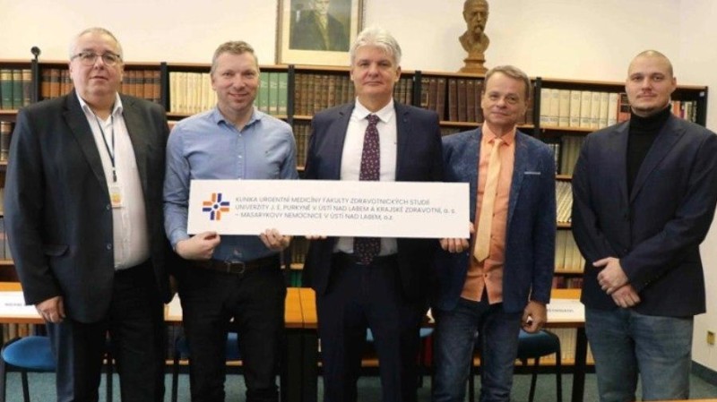 MUDr. Tom&aacute;&scaron; Hrub&yacute;, Ph.D., doc. RNDr. Jaroslav Koutsk&yacute;, Ph.D., MUDr. Roman &Scaron;kulec, Ph.D., MUDr. Ale&scaron; Chodacki, MBA, doc. PhDr. Michal Vostr&yacute;, Ph.D., s logem nov&eacute; kliniky. Foto: Krajsk&aacute; zdravotn&iacute;