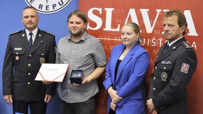Slavia pojišťovna a policie ČR ocenily ústeckého terénního pracovníka za pomoc při nalezení pohřešované dívky.