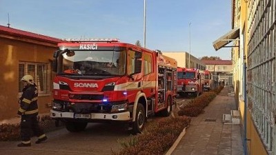 V ženské věznici v Drahonicích hořelo. Jedna dozorkyně se nadýchala zplodin