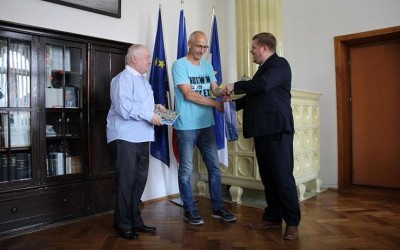 Po 17 letech služby odešel do penze strážník městské policie v Lounech. Na radnici přijal poděkování