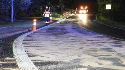 FOTO: V ostré zatáčce se v noci rozlilo cosi mastného. Na velké ropné skvrně uklouzl jeden řidič