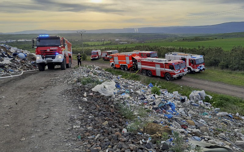 Zásah hasičů na skládce v Tušimicích. Foto: HZS Ústeckého kraje