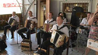 Ve Staňkovicích proběhlo Letní setkání s koncertem heligonkářů. Hojná účast potvrdila zájem o tradiční českou muziku