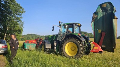 VIDEO: Ranní mise: Zachraňujeme srnčata dřív, než přijde sekačka
