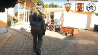 Reprofoto z videa z policejního zásahu. 