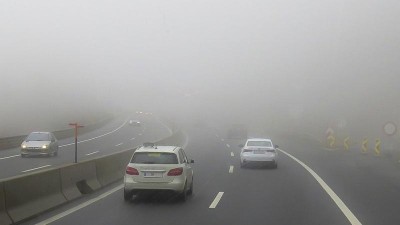 Pořád nevíte, jak na mlhovky? Situaci, kdybychom měli zapnout mlhová světla, poznáme bezpečně takto