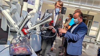 Krajská zdravotní připomněla v atriu ústecké Masarykovy nemocnice třinácté výročí založení excelentního pracoviště, Centra robotické chirurgie. Foto: Oldřich Hájek