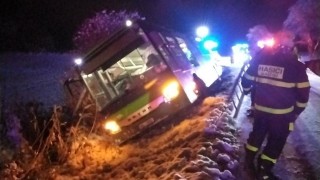 U Mašťova sjel autobus do příkopu. Hasiči z něj evakuovali deset osob. Foto: HZS Ústeckého kraj