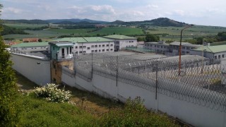 Vrah Zdeněk Vocásek, nyní pod jménem Navrátil, si svůj doživotní trest odpykává ve věznici Bělušice. Foto: jip