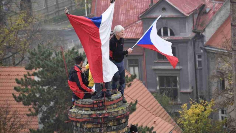 Mávání vlajkami na komínech. Foto: město Žatec