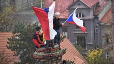 Mávání vlajkami na chmelařských komínech se stává tradicí