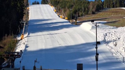 Lyžařsk&yacute; unik&aacute;t v Kru&scaron;n&yacute;ch hor&aacute;ch: Zat&iacute;mco ostatn&iacute; bilancuj&iacute;, v Potůčk&aacute;ch je v&iacute;c sněhu než na zač&aacute;tku zimy!