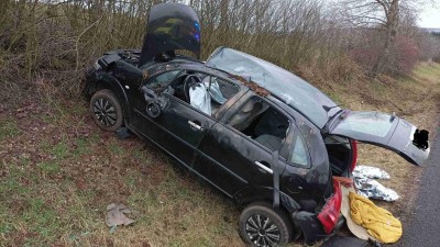 Žena jela velmi rychle a nezvládla řízení. S autem skončila mimo silnici