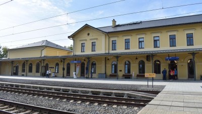 Památkově chráněná nádražní budova v Žatci má opět historický vzhled