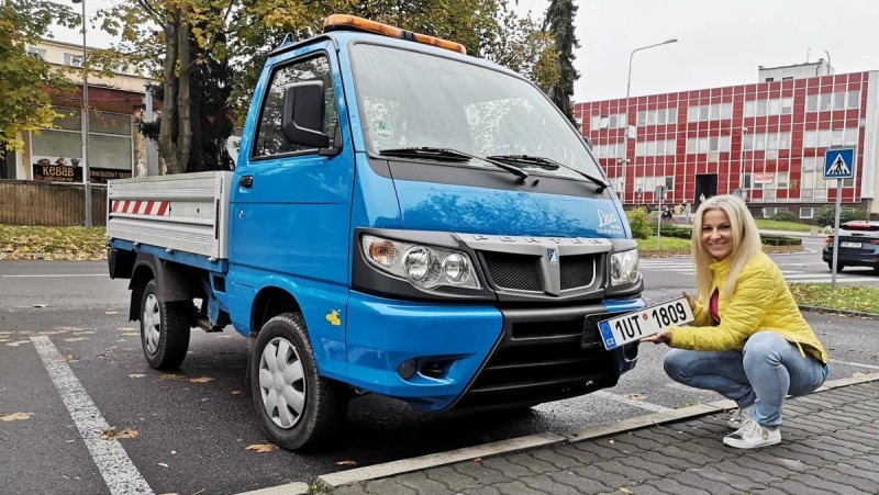 Žaneta Tomášková si vyzvedla ve středu SPZ na své vysněné auto. Jezdí s ním sbírat odpadky. Foto: jip