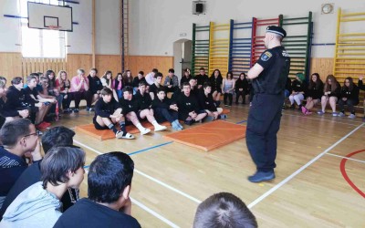 FOTO: Žatečtí strážníci pokračují v přednáškách pro děti a školáky. Program rozšířili o nová témata