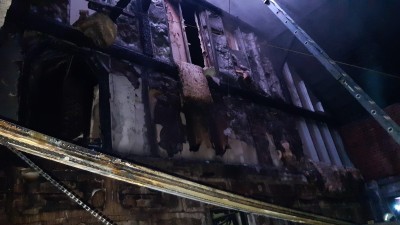FOTO/AKTUALIZUJEME: V Očihově stále zasahují hasiči u požáru stodoly a střechy sauny