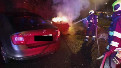 Skoro třicet požárů za jedinou noc, většina od pyrotechniky. Hořel i dům