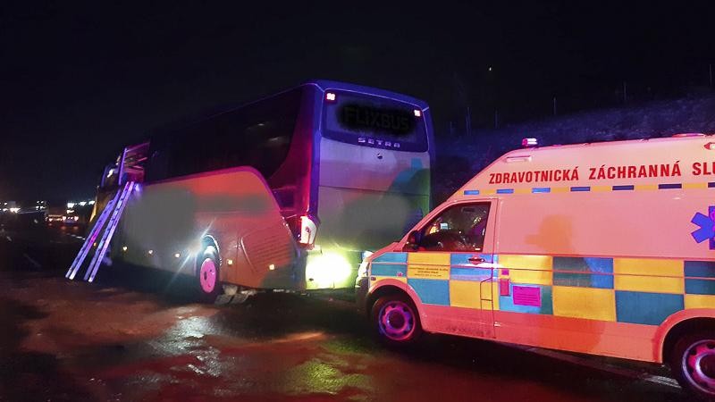 Nehoda autobusu na D6. Foto: HZS Ústeckého kraje