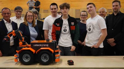 Nejvíc zaujal stolní stroj pro výrobu plošných spojů. Tým z Podbořan přihlásil RoboAMR