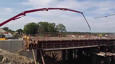 VIDEO: To nejtěžší mají silničáři za sebou. Nosná konstrukce nového mostu na D7 je hotová