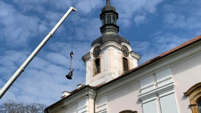 VIDEO: Do kostela v Cítolibech se vrátil opravený zvon. Jde o místní nejstarší památku