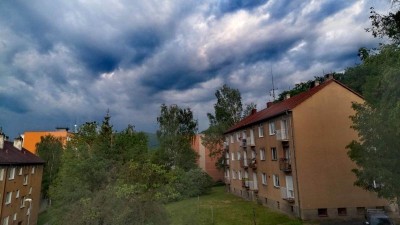 Úterní bouřky dají sbohem letním teplotám, brutální ochlazení ale nehrozí