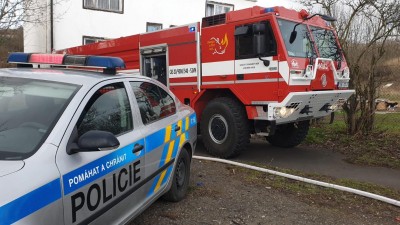 AKTUÁLNĚ: Policisté a hasiči zasahují u dopravní nehody u Podbořan. Nikdo nebyl zraněn