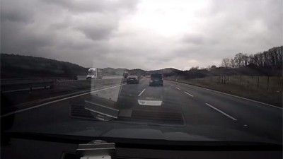 VIDEO: Policejní kamera zachytila silničního piráta. BMW proletělo kolem hlídky víc jak dvousetkilometrovou rychlostí!