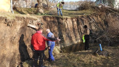 Kaple, kříž i doprava v obci v ohrožení! Svah v Žiželicích se nebezpečně sesouvá stále dál