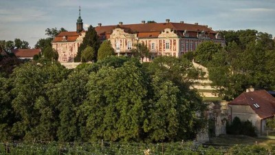 Ústecký kraj investuje desítky milionů do turismu. Peníze půjdou na opravu návsi ve Stekníku i vylepšení hradeb v Žatci