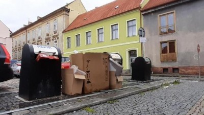 Žatec řeší neustálý nepořádek u kontejnerů v Poděbradově ulici. Pozor, jde o přestupek!