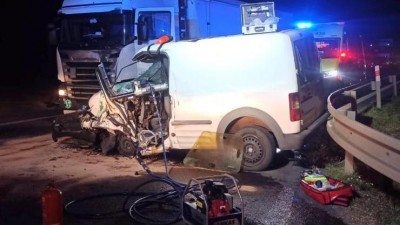 AKTUÁLNĚ: Vážná nehoda dodávky s kamionem u Blatna uzavřela silnici, hasiči vyprošťovali zraněného