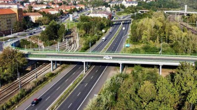 Na průtahu Mostem začíná oprava vozovky, doprava bude vedena po objízdné trase