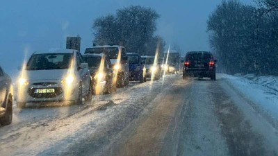 Nehody, zpožděná MHD, kolony. Sníh a náledí komplikují dopravu v celém kraji