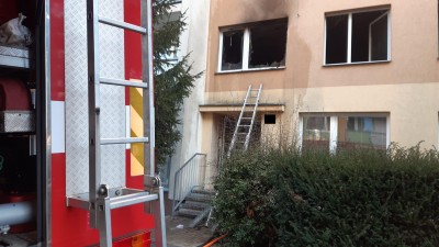 AKTUÁLNĚ: Hasiči vyjížděli k požáru bytu v Lounech, lidé museli ven z domu