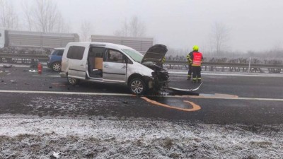 DOPRAVN&Iacute; KOLAPS NA ŽATECKU: S&eacute;rie nehod uzavřela d&aacute;lnici D7